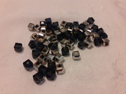 Fűzhető, kocka alakú ezüst és fekete  színű üveggyöngyök