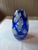 Kék és fehér csíkos üveg váza