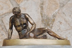 Haldokló Gladiátor, bronz szobor, 11,5 x 20 cm