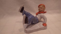 Elcsúszott korcsolyás fiú sálban sapkában régi kerámia szobor
