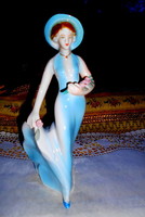 Porcelán figura-kalapos lány