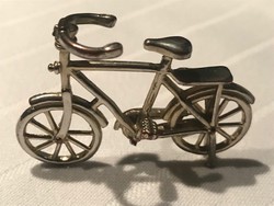 Bicikli medál  vagy íróasztaldísz, ezüstözött, 5,5 cm hosszú, 3,5 cm magas