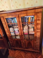 Intarziás könyves szekrény