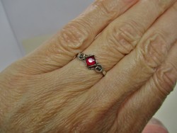 Szépséges régi ezüst gyűrű  piros kővel