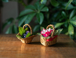 Babaház dekorációk - miniatűr virágkosarak, asztaldíszek bababútorhoz, művirágok fonott kosárban