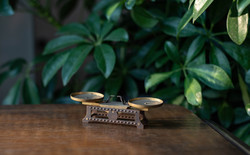 Miniatűr serpenyős mérleg - kétkarú konyhai mérleg - réz babaházi kellék, bababútor, konyhai játék