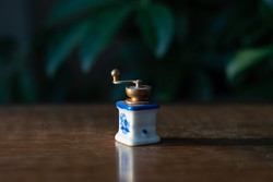 Miniatűr kávédaráló kerámia és réz babakonyhai kiegészítő, játék, bababútor, babaház kiegészítő