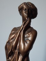 Zsin Judit: Lány, bronz szobor, 41 cm