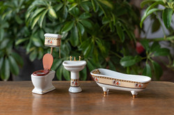 Vintage babaház fürdőszoba berendezés - bababútor szett - kád kézmosó wc - porcelán miniatűr