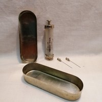 Régi Német üveg fecskendő tűkkel fém dobozban