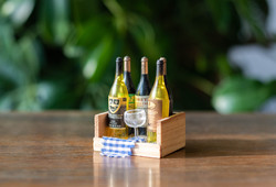 Miniatűr borválogatás - babaházi, bababútor kiegészítő - egy láda bor és pohár