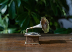 Miniatűr réz gramofon - pici fém lemezjátszó - babaházi kiegészítő, bababútor