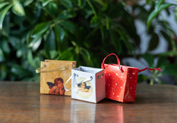 Miniatűr papírszatyrok babaházba, karácsonyfa alá - pici ajándékszatyrok