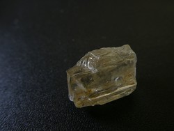 Természetes, nyers aranyló Marialit (a Szkapolit változata) ásvány darab. 3,8 gramm ékszeralapanyag.