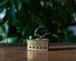 Miniatűr réz vasaló - babházi, bababútor kiegészítő - pici fém vasaló