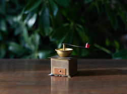 Miniatűr kávédaráló - réz/bronz pici babakonyha kiegészítő ( bababútor, babaház kiegészítő) 