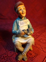 Porcelán figura, kis sámlin dolgozó cipész, magassága 11,5 cm.