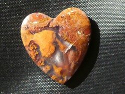Természetes, szív formára vésett Kalcedon ásvány. Minden oldal csiszolt. Medálnak is jó 7,6 gramm