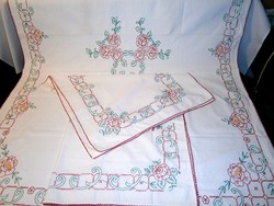 Antik, vászonra kézzel hímzett 3 részes rózsa mintás garnitúra: nagy terítő, komód terítő, futó