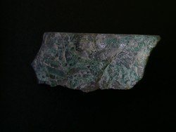 Természetes Sattukit (Shattukit / Shattuckit) szálak a Kvarc anyakőzeten. Ritka ásvány, 44 gramm