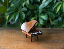Miniatűr fa zongora - nyitható fedéllel - babaházi kellék, bababútor - vintage játék