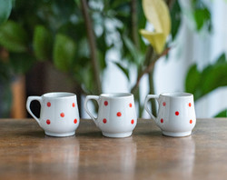 Miniatűr piros pöttyös porcelán csészék - babaházi bögrék - baba bögrék - 3 pici csésze