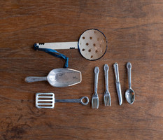 Miniatűr babakonyha kiegészítők - evőeszközök, szűrő, bababútor, babaház kiegészítő