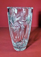 Csiszolt kristály váza magassága 21 cm.