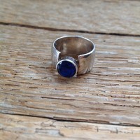 Modernista ezüst gyűrű nagy kék zafír kővel