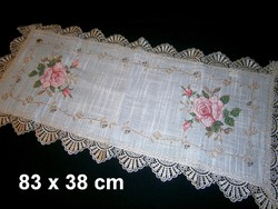 Gyönyörű, új, rózsa mintával hímzett csipke szélű terítő, futó 83 x 38 cm