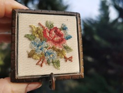 ANTIK RÓZSÁS VÖRÖSRÉZ GOBELINES DOBOZ