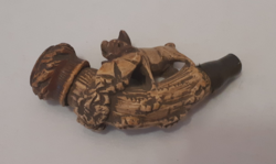 Figurális kézzel faragott szerencsehozó malac lóherével a szájában antik tajték pipa
