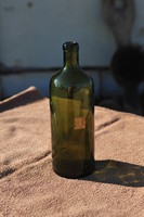 Több mint 100 éves, eredeti keserűvizes üvegek.