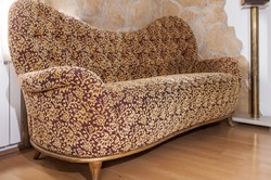Exkluzív olasz design kanapé, karakteresen íves formával 