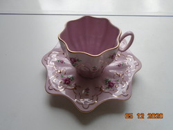Kézzel festett  különleges rózsaszínű hullámos  porcelán csésze  virág formájú alátéttel