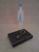 Régi német nyelvű imakönyv tokjában fa imafüzérrel Mária szenteltvíz tartóval benne szentelt vízzel