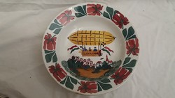 Ritka wilhelmsburgi "Éljen a Haza" feliratos léghajós mázas festett keménycserép fali tányér