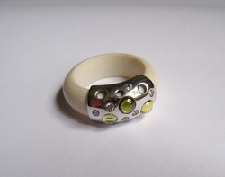 Egyedi ezüst és kaucsuk design gyűrű, olivin (peridot) és cirkónia kövek