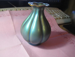 Zsolnay , eozin bordás váza   9 x 12 cm , száján restaurálás  nyomai  , mint a fotón  ,