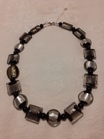 Hangsúlyos, fekete és ezüst színű  muranoi gyöngysor 