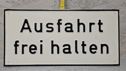 "Ausfahrt frei halten" - Tartsa szabadon a kijáratot figyelmeztető festett alumínium tábla (1418)