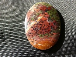 Természetes Kalcedon változat Mohaachát, ovális formájú teljesen csiszolt terepszínű ásvány. 7 gramm