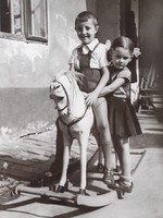 Régi gyerekfotó vintage fénykép hintalovas kisfiú kislány