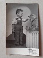 Régi gyerekfotó 1955 kisfiú mackóval vintage fénykép Mosoly Albuma Fény-Szöv