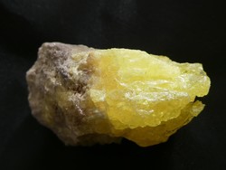 Terméskén példány. Természetes Kén kristályok a vulkáni anyakőzeten. Gyűjtői darab. 65 gramm.
