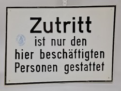 "Zutritt..." - Hozzáférés... figyelmeztető festett fémtábla (1431)