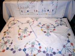 Gyönyörű szalmavirág mintával kézzel hímzett 5 darabos konyhai vászon terítő és falvédő garnitúra