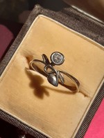 Ezüst bimbós-leveles gyűrű cirkónia kővel