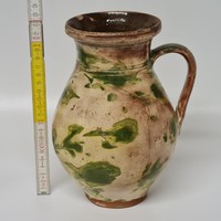Törtfehér mázas, zöld mázfoltos népi kerámia tejes köcsög (1445)