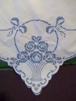Beautiful old embroidered tablecloth l 139 x 112 cm